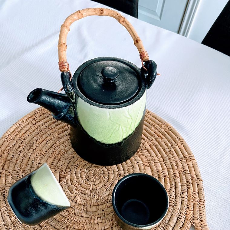 Ensemble de théière et quatre tasses à thé