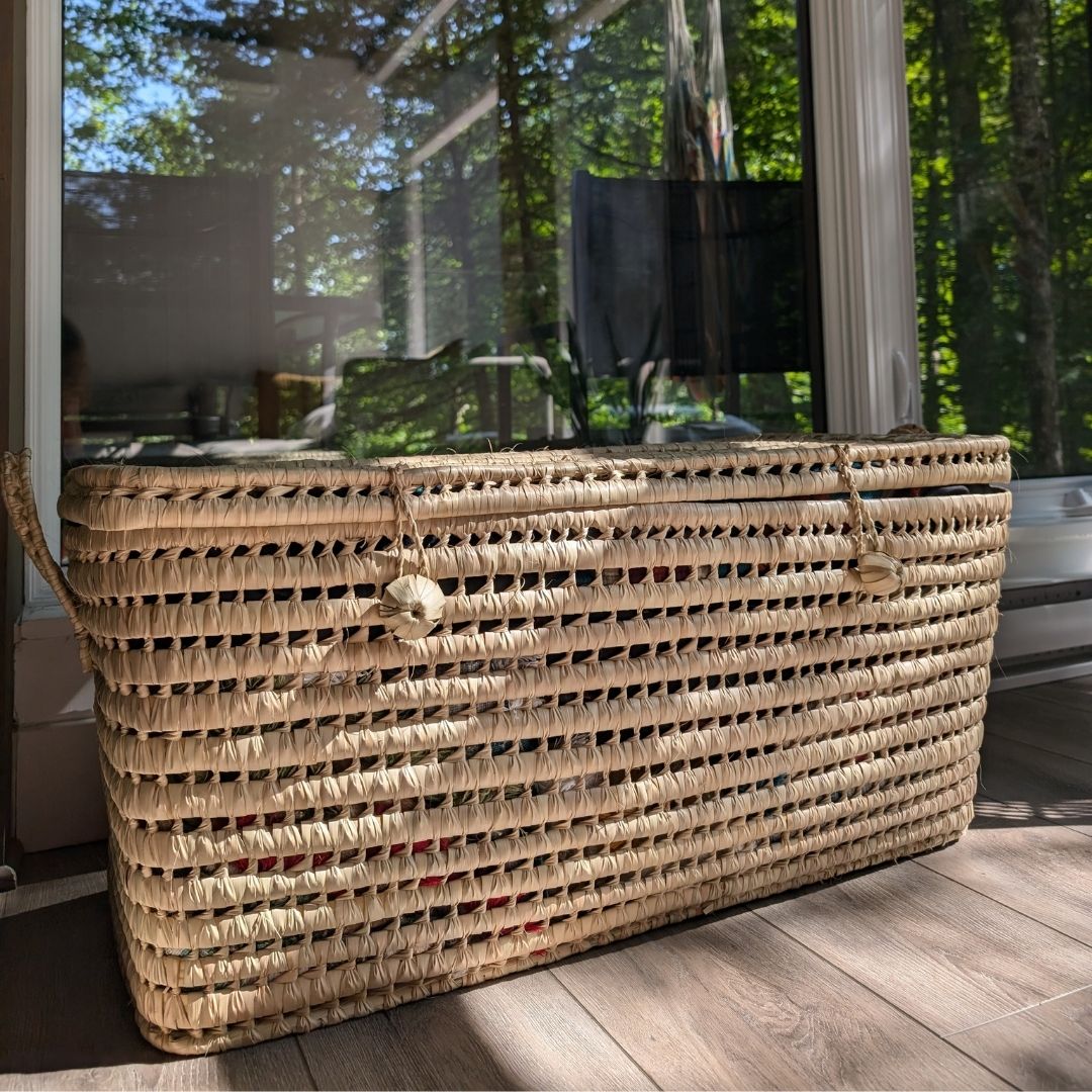 Coffre de rangement en feuilles de palmier