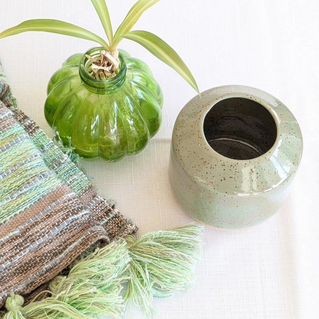 Petit vase décoratif en céramique – Vert mousse -Collection Forêt