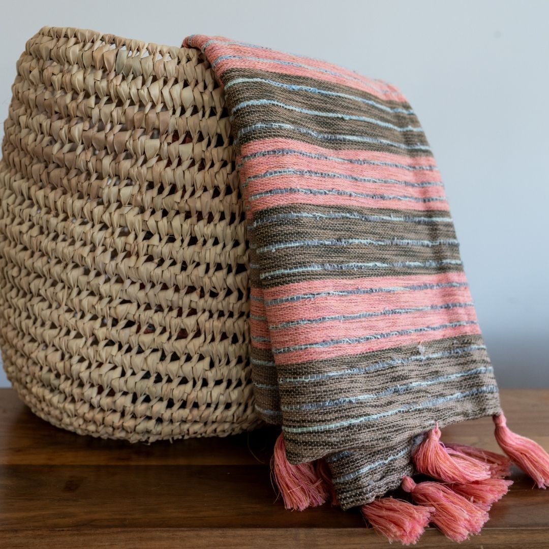 Panier rond en feuilles de palmier avec pompons